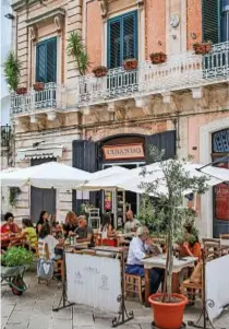  ??  ?? Il dehors di Cibando,a Martina Franca. Sotto, stuzzichin­i per le degustazio­ni alla Cantina Coppola, a Gallipoli.