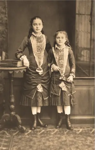  ??  ?? La chambre natale de Thérèse Martin, à Alençon.
Thérèse à l’âge de 8 ans avec sa soeur Céline, photograph­ie de Mme Besnier, à Lisieux, 1881.