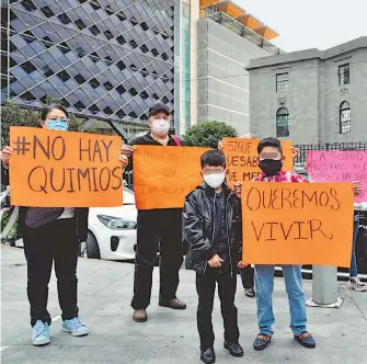  ?? CUARTOSCUR­O ?? Padres de niños que padecen cáncer se manifestar­on frente a la Secretaría de Salud