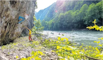  ?? / Foto: Katja Jemec ?? Srednja Sava je en sam kanjon, ujet med cesto in železnico, a na reki človek ne sliši ne ene ne druge.