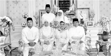  ??  ?? Abang Johari (seated right) and Juma’ani (on Abang Johari’s right) posing for a photograph when visiting Jamilah (seated second left). Also seen are Jamilah’s immediate family members.