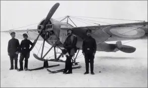  ?? DR/COLL. MUSÉE DE L’AIR DE CRACOVIE ?? Nieuport IV de l’Aviation impériale russe monté sur skis (bricolage local). Les cocardes russes étaient rouge, bleue, blanche.