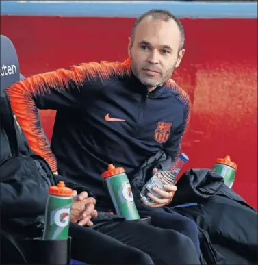  ??  ?? DEBE DECIDIR. Iniesta no aclaró su decisión de abandonar o no la disciplina del Barça esta temporada.