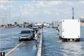  ?? EFE, EL PAÍS ?? 1. Afectación. Los vehículos circulan por una carretera inundada tras las fuertes lluvias.