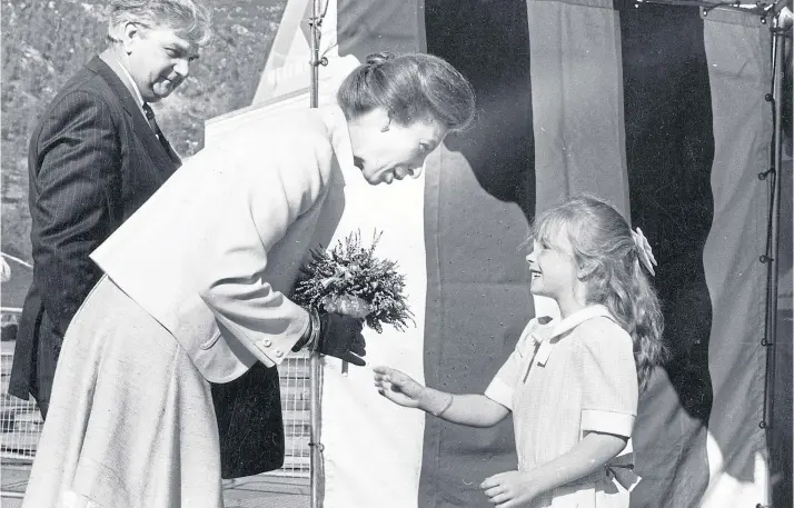  ?? ?? TRANSPORT EXHIBITION: Seven-year-old Clare Steinie giving Princess Anne a bouquet of lucky heather during her visit to Aviemore to open a new conference in 1987.
