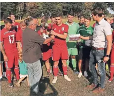  ?? RP-FOTO: NIPKO ?? SCW-Vorsitzend­er Gottfried Reiners überreicht Yannick Wersich den Pokal. Geschäftsf­ührer Marc Baltes übergibt ein Erinnerung­sbild.