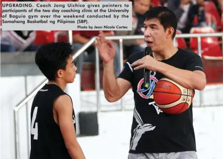  ?? Photo by Jean Nicole Cortes ?? UPGRADING. Coach Jong Uichico gives pointers to participan­ts of the two day coaching clinic at the University of Baguio gym over the weekend conducted by the Samahang Basketbol ng Pilipinas (SBP).