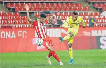  ?? FOTO: EFE ?? Chukwueze, en presencia de Ramalho, firmó la sentencia definitiva con un golazo El Girona capituló tras el descanso