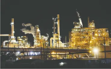  ?? Luke Sharrett / Bloombe rg files ?? The Royal Dutch Shell PLC Norco refinery in Norco, Louisiana, is the latest U. S. refinery to go up for sale, representi­ng five per cent of U. S. crude oil processing capacity.