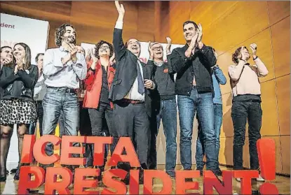  ?? DAVID AIROB ?? Miquel Iceta, junto a Pedro Sánchez y diversos dirigentes del PSC de Tarragona, ayer