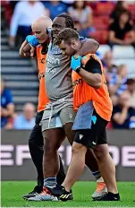  ?? PICTURE: Tom Sandberg/ppauk ?? Beno Obano is helped off the pitch after suffering a knee injury