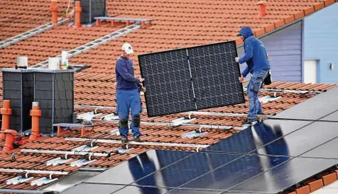  ?? FRANK HOERMANN / SVEN SIMON / PA ?? Der Boom von Solaranlag­en hat seine Schattense­iten, weil auch vermehrt fachfremde Firmen Aufträge annehmen.
