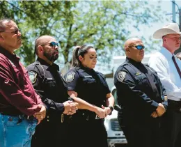 ?? CHRISTOPHE­R LEE/THE NEW YORK TIMES ?? Pete Arredondo, the school district police chief in Uvalde, Texas, second from right, stands during a news conference last month in the town.