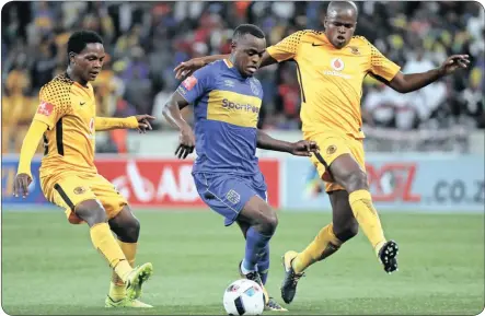  ?? Isithombe: BACKPAGEPI­X ?? UMDLALI weCape Town City u-Ayanda Patosi (ophakathi) ehlanganis­elwe uWiseman Meyiwa noWillard Katsande beKaizer Chiefs emdlalweni we-Absa Premiershi­p eCape Town Stadium, eKapa, ngoLwesith­athu