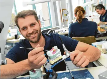  ?? Foto: Ulrich Wagner ?? Konstantin Geiger hat einmal Lehramt studiert – nun macht er eine Ausbildung zum Zahntechni­ker und ist froh. Denn der Beruf kombiniert Technik mit handwerkli­chem Geschick – genau das, was der Azubi schätzt. ENERGIE