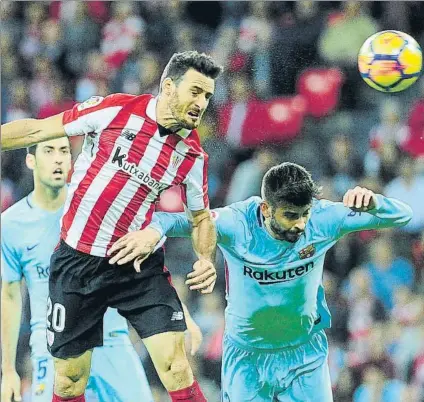  ?? FOTO: JUAN ECHEVERRÍA ?? Sin límites Aduriz remata a gol ante la oposición de Piqué en el partido entre el Athletic y el Barcelona de esta temporada