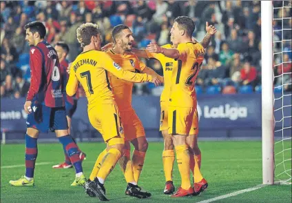 ?? FOTO: EFE ?? Los jugadores del Atlético, ayer de amarillo, celebran uno de los goles en el Ciutat de València. El equipo de Simeone arrolló al Levante