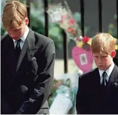  ??  ?? Damals: Seine Mutter sei gerade gestorben gewesen, sagte Prinz Harry (rechts, da neben Bruder William) kürzlich, da habe er hinter ihrem Sarg hergehen müssen.