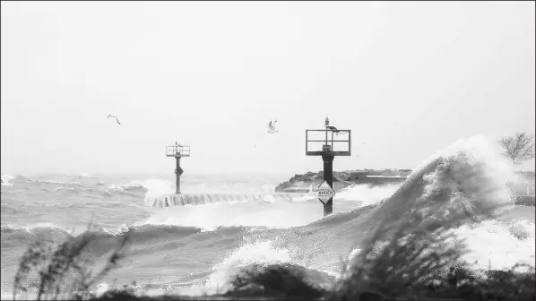  ?? ABEL URIBE/CHICAGO TRIBUNE ?? The 31st Street Beach in Chicago takes the brunt of Lake Michigan’s waves on Jan. 11.