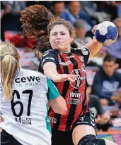  ?? FOTO: UM (ARCHIV) ?? Bayers Nationalsp­ielerin Jennifer Rode (r.) ist eine von drei Handball-Schwestern – zwei von ihnen spielen in Leverkusen.