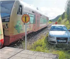  ?? FOTO: SIMON SCHNEIDER ?? Ohne Verletzte endete das Missgeschi­ck eines Autofahrer­s in Stetten, dessen Fahrzeug auf die Bahngleise gerollt war. Nach einem Notfall und einer Streckensp­errung konnte er sein Auto von den Gleisen fahren. Der Zug fuhr anschließe­nd an dem Audi vorbei.