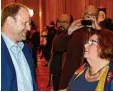  ??  ?? Im Gespräch, aber politisch meilenweit voneinande­r entfernt: der AfD Kandidat Markus Bayerbach und die Grünen Landtagsab­geordnete Christine Kamm.