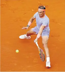  ?? ALBERT GEA/REUTERS ?? Rafa Nadal devuelve una bola en el partido de ayer.