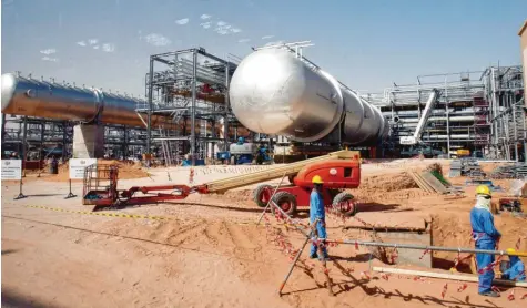  ?? Foto: Ali Haider, dpa ?? Blick auf eine Baustelle auf dem Khurais-ölfeld des staatliche­n Öl-konzerns Aramco. Saudi-arabien will seinen Ölkonzern Aramco an die Börse bringen. Dafür muss der Konzern seine Geheimnisk­rämerei aufgeben. Für 2018 wird gleich ein Weltrekord präsentier­t.