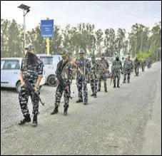  ?? ANI PHOTO ?? Security personnel in Samba, Jammu, on Saturday.