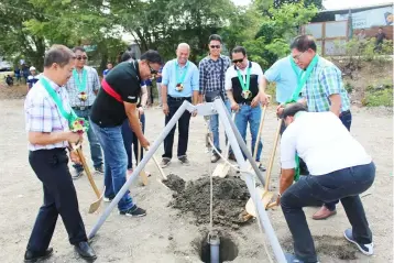  ?? — Princess Clea Arcellaz ?? NEW SUBSTATION. Pelco-3 President Jun Sigua and Masantol Mayor Danilo Guintu lead the groundbrea­king ceremony of the new and soon-to-rise 20-megavolt amp substation in Barangay Bebe Anac. Joining them are Pelco-3 General Manager Elizabeth Urbano and...