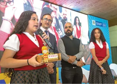  ?? FOTO EDWIN BUSTAMANTE ?? Estudiante­s de la Institució­n Educativa Yermo y Parres de Belén presentan el sistema de detección de alertas tempranas que construyer­on con en el procesador micro:bit.