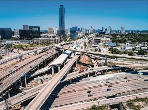  ?? Mark Mulligan/Staff photograph­er ?? Like Los Angeles, Houston is built for motorists. But that separates entire neighborho­ods and amenities rather than uniting the metropolis.