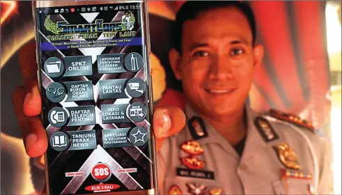  ?? FARID MAULANA/JAWA POS ?? INOVATIF: Aplikasi Smart Cops bisa dimanfaatk­an oleh masyarakat untuk melapor atau update info kriminalit­as.