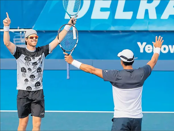  ?? fotos: cortesía instagram: @nicholasm.estavillo y delray beach ?? •• Gonzalo Escobar (de espalda) festeja con el uruguayo Ariel Behar, el título de dobles, en el Beach Tennis Center.