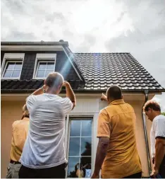  ?? Foto: Bauherren Schutzbund e.V, dpa ?? Im Herbst sollten Hausbesitz­er ihre Außenfassa­de und das Dach kontrollie­ren. Denn Schäden können dann teure Folgen haben.