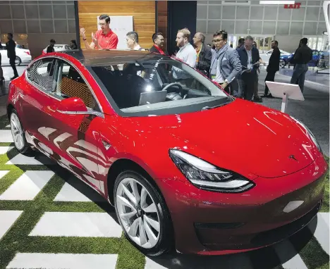  ?? PATRICK T. FALLON/BLOOMBERG FILES ?? Tesla delayed plans for assembling 5,000 Model 3s a week, which led to analysts’ speculatio­n on their financing options. “It would be concerning to me if I were an existing lender that they pushed back production goals ...” said money manager John...