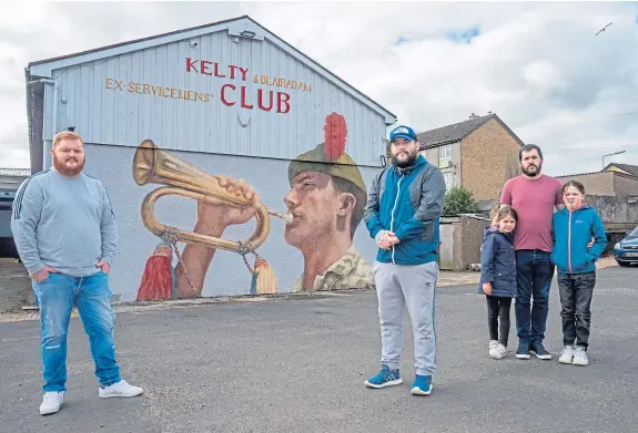  ?? Picture: Kenny Smith. ?? With the mural to Paul Lowe are his brothers Stuart, Jordan and Craig, with Craig’s daughters Alysha and Rebecca.