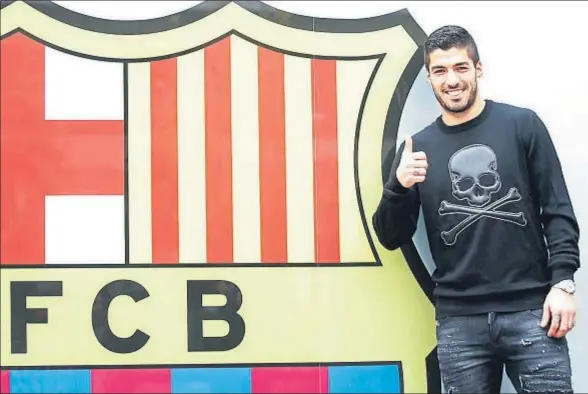  ?? © MIGUEL RUIZ / FCB ?? Renovado antes del derbi. El goleador Luis Suárez, que batió dos veces al Espanyol en el último derbi en el Camp Nou, firmó ayer la mejora y ampliación de contrato que le une al Barcelona hasta el 2021, con una opción de una temporada más