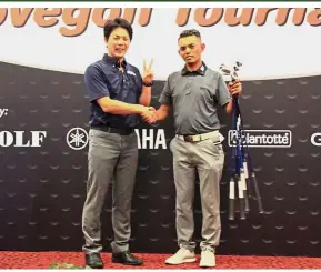  ??  ?? Amir Benno receiving his new irons from Yamaha Overseas Sales and Marketing golf assistant manager Tsutomu Takayanagi.