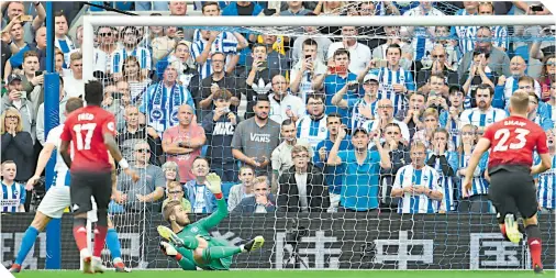  ?? / FOTO: AFP ?? De Gea no pudo atajar el penalti de Gross y que selló el triunfo del Brighton.