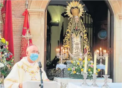  ?? FOTOS: D. A. ?? Obispo de Almería. Adolfo González Montes, obispo de la Diócesis de Almería, presidió la solemne eucaristía del Día de la Patrona, un acto seguro con gran presencia de público.