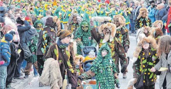  ?? FOTO: HELGA WIECHERT ?? Beim Umzug in Kehlen im Jahr 2018 herrscht reger Betrieb.