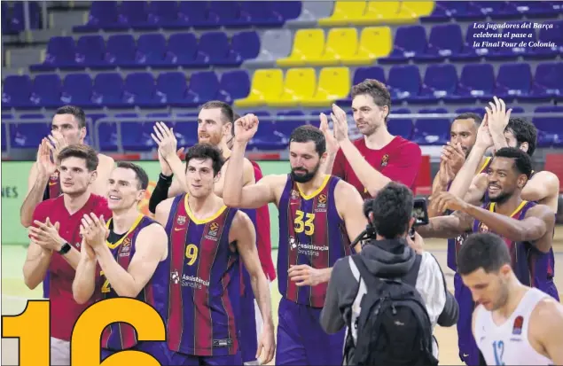  ??  ?? Los jugadores del Barça celebran el pase a la Final Four de Colonia.