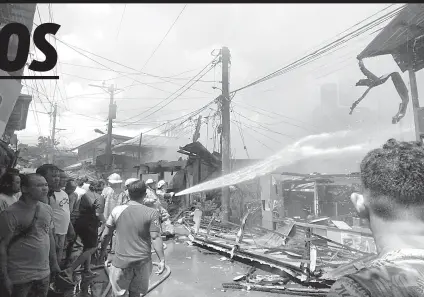  ?? / FE MARIE DUMABOC ?? ■ SUNOG: Gidali sa pagtabang sa kabomberoh­an ang mga balay nga gikaon sa kayo sa Barangay Banilad, dakbayan sa Mandaue kagahapon diin nagbilin og P12 milyones nga danyos.