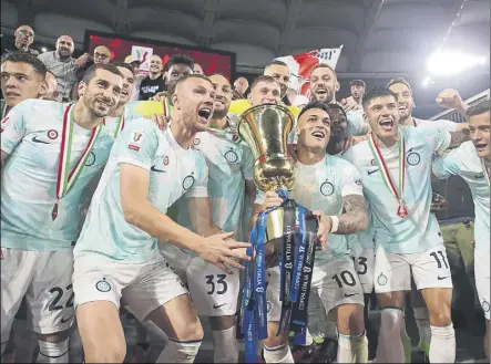  ?? Foto: GYI ?? Lautaro y sus compañeros, con la Coppa es la segunda consecutiv­a del Inter y novena de su historia