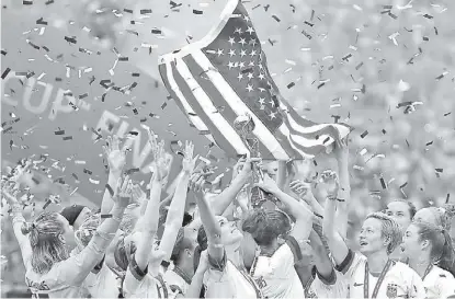  ?? AP ?? Las jugadoras de Estados Unidos celebran su conquista del Mundial.