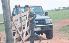  ??  ?? Óscar Denis y el peón Adelio Mendoza fueron capturados por el EPP cuando iban a abrir un portón de la estancia Tranquerit­a.