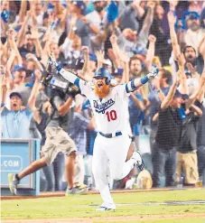  ??  ?? FESTEJO. Justin Turner celebra tras anotar el jonrón con el que se anotaron las últimas tres carreras.