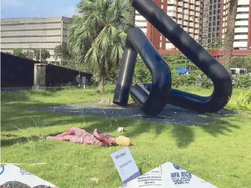  ??  ?? What’s that lying on the CCP’s front lawn, under the shadow of Arturo Luz’s giant Paperclip (right)? The first and last panels of Archie Oclos’ “Bayang Magiliw” (below). Flowers of yarn in Raffy Napay’s installati­on “Tahanan” (bottom).