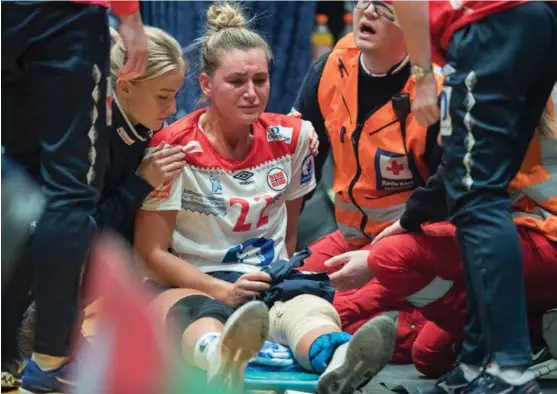  ?? FOTO: VIDAR RUUD, SCANPIX ?? SKADET: En gråtene Amanda Kurtovíc får trøst av lagkaptein og småskadet Stine Bredal Oftedal under kampen mellom Norge-Frankrike i Telenor